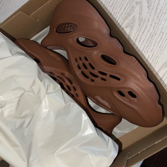 AUTHENTIC Yeezy Foam Rnnr main image 6